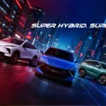 Modelos OMODA 4 SHS-H, OMODA 5 NEXT y OMODA 7 SHS-H circulando en una ciudad futurista bajo el lema Super Hybrid Super Vibe.