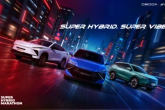 Modelos OMODA 4 SHS-H, OMODA 5 NEXT y OMODA 7 SHS-H circulando en una ciudad futurista bajo el lema Super Hybrid Super Vibe.