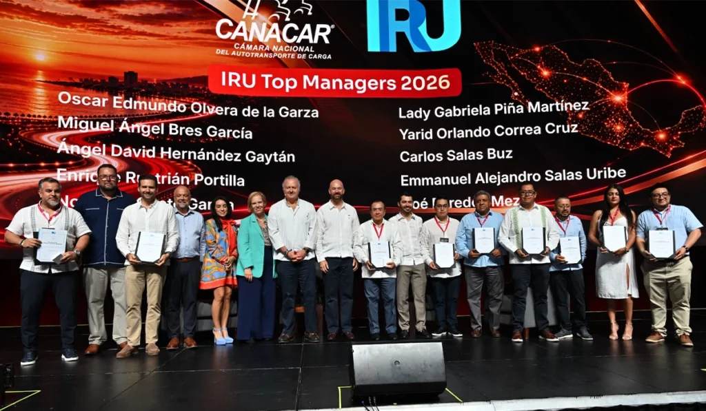 Fotografía grupal de los 11 galardonados con los Premios IRU 2026 durante la Convención CANACAR: Óscar Edmundo Olvera de la Garza (Logicorp México), Miguel Ángel Bres García (TDR Transportes), Ángel David Hernández Gaytán (Super Transporte Internacional), Enrique Rustrián Portilla (Transportadora y Distribuidora Isabel), Norberto Cueto García (Norte Claro Transportation), Luis Manuel Moreno Peláez, Lady Gabriela Piña Martínez y Yarid Orlando Correa Cruz (OPL Logística del Valle de México), Carlos Salas Buz (Grúas y Soluciones Logísticas GSL), Emmanuel Alejandro Salas Uribe (Transcooler) y Noé Paredes Meza (Corporativo UNNE Factor Automotor
