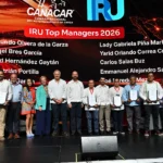 Fotografía grupal de los 11 galardonados con los Premios IRU 2026 durante la Convención CANACAR: Óscar Edmundo Olvera de la Garza (Logicorp México), Miguel Ángel Bres García (TDR Transportes), Ángel David Hernández Gaytán (Super Transporte Internacional), Enrique Rustrián Portilla (Transportadora y Distribuidora Isabel), Norberto Cueto García (Norte Claro Transportation), Luis Manuel Moreno Peláez, Lady Gabriela Piña Martínez y Yarid Orlando Correa Cruz (OPL Logística del Valle de México), Carlos Salas Buz (Grúas y Soluciones Logísticas GSL), Emmanuel Alejandro Salas Uribe (Transcooler) y Noé Paredes Meza (Corporativo UNNE Factor Automotor
