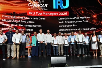 Fotografía grupal de los 11 galardonados con los Premios IRU 2026 durante la Convención CANACAR: Óscar Edmundo Olvera de la Garza (Logicorp México), Miguel Ángel Bres García (TDR Transportes), Ángel David Hernández Gaytán (Super Transporte Internacional), Enrique Rustrián Portilla (Transportadora y Distribuidora Isabel), Norberto Cueto García (Norte Claro Transportation), Luis Manuel Moreno Peláez, Lady Gabriela Piña Martínez y Yarid Orlando Correa Cruz (OPL Logística del Valle de México), Carlos Salas Buz (Grúas y Soluciones Logísticas GSL), Emmanuel Alejandro Salas Uribe (Transcooler) y Noé Paredes Meza (Corporativo UNNE Factor Automotor