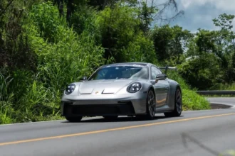 Automóvil deportivo Porsche circulando por una carretera pavimentada rodeada de vegetación durante el Rally de las Haciendas 2026.