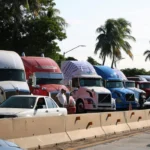 Fila de camiones de carga y tráileres detenidos a un costado de la carretera en señal de protesta por la Reforma Fiscal y el estímulo de casetas.