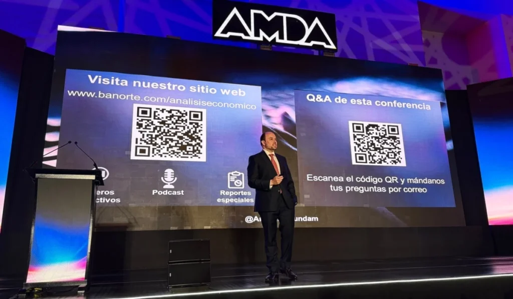 Alejandro Padilla de Banorte exponiendo sobre las perspectivas de la industria automotriz en el Foro Automotor AMDA 2026.