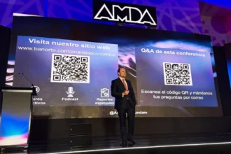 Alejandro Padilla de Banorte exponiendo sobre las perspectivas de la industria automotriz en el Foro Automotor AMDA 2026.