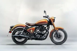 Motocicleta Royal Enfield Classic 650 Hypershift Edición 125 Aniversario mostrada de perfil con pintura especial que cambia de color y detalles en dorado.