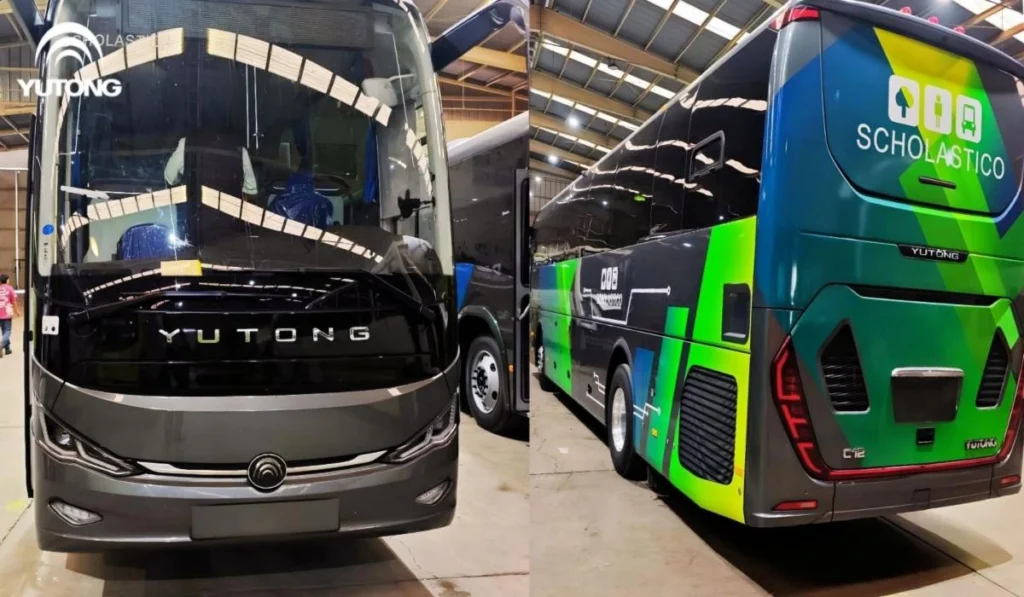 Vista frontal y lateral trasera del nuevo autobús Yutong C12 rotulado para la empresa Scholastico.