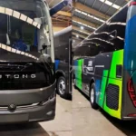 Vista frontal y lateral trasera del nuevo autobús Yutong C12 rotulado para la empresa Scholastico.