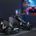 Vehículo eléctrico Segway Ninebot Gokart PRO 2 conectado como simulador de videojuegos frente a una pantalla de carreras.