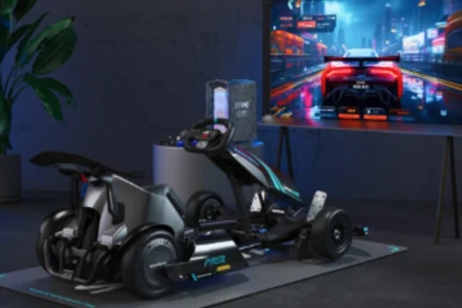 Vehículo eléctrico Segway Ninebot Gokart PRO 2 conectado como simulador de videojuegos frente a una pantalla de carreras.
