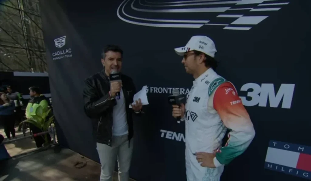 Sergio Checo Pérez con overol blanco en entrevista durante el Show Run de Cadillac Formula 1 Team en Paseo de la Reforma.