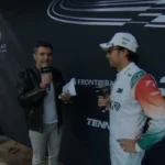 Sergio Checo Pérez con overol blanco en entrevista durante el Show Run de Cadillac Formula 1 Team en Paseo de la Reforma.