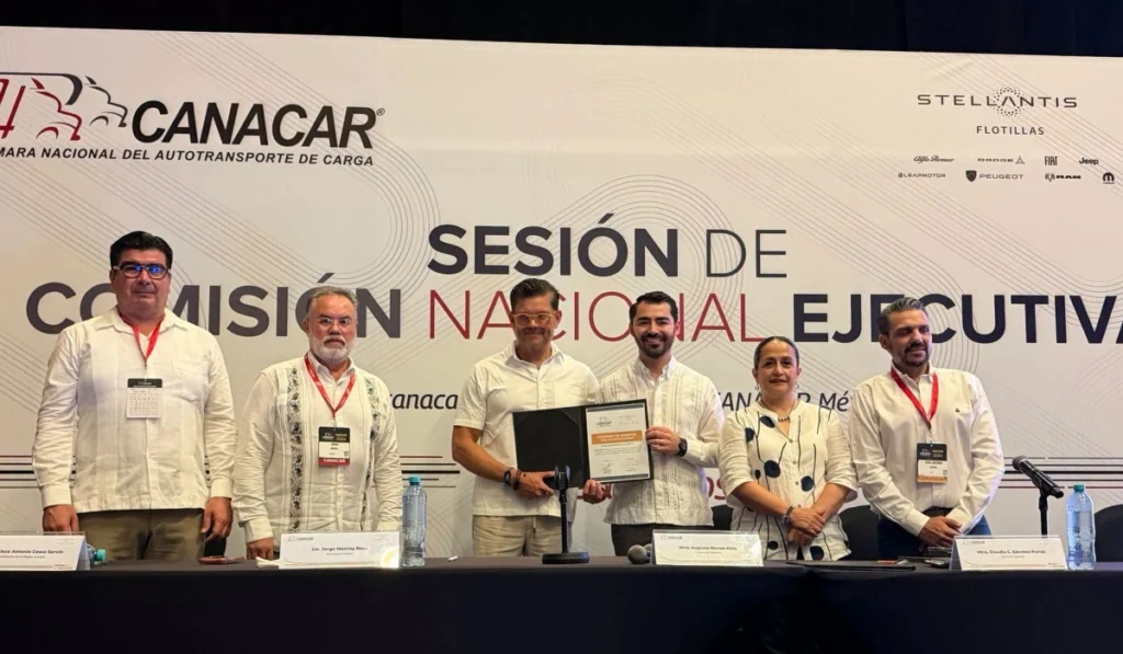 Representantes de Stellantis México y la CANACAR durante la firma de su convenio de colaboración en la Convención Nacional CANACAR 2026.