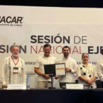 Representantes de Stellantis México y la CANACAR durante la firma de su convenio de colaboración en la Convención Nacional CANACAR 2026.