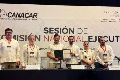 Representantes de Stellantis México y la CANACAR durante la firma de su convenio de colaboración en la Convención Nacional CANACAR 2026.