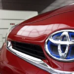 Logotipo y parrilla frontal de un vehículo híbrido de Toyota de México con el emblema característico en tono azul.