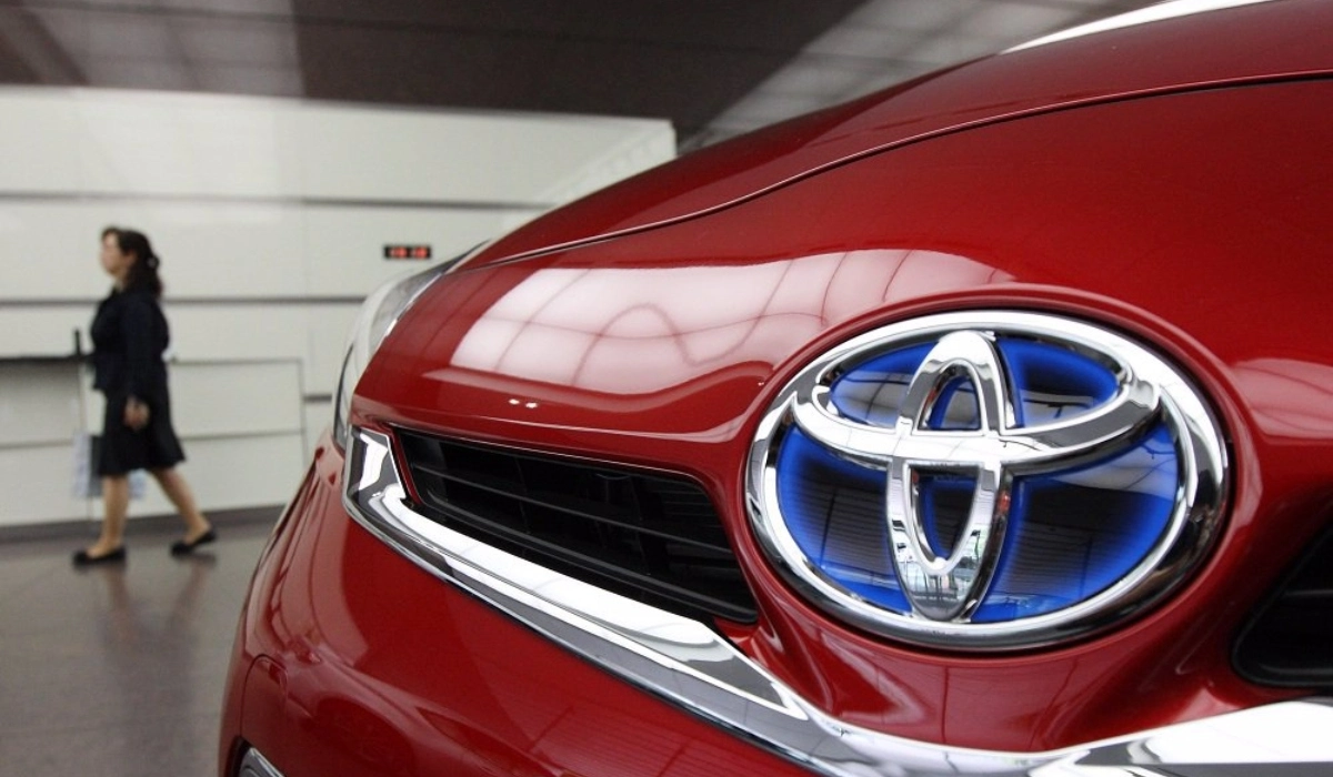 Logotipo y parrilla frontal de un vehículo híbrido de Toyota de México con el emblema característico en tono azul.
