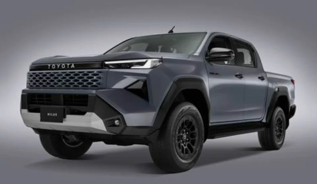 Vista tres cuartos frontal de la nueva pickup Toyota Hilux 2027 en color gris con parrilla y fascia renovadas.