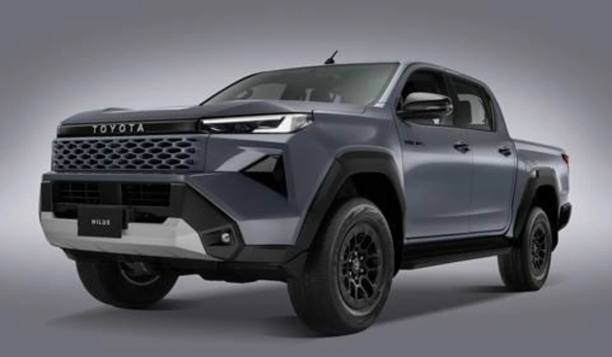 Vista tres cuartos frontal de la nueva pickup Toyota Hilux 2027 en color gris con parrilla y fascia renovadas.
