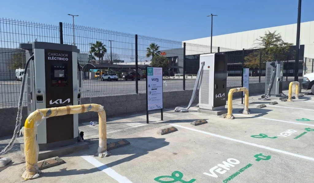 Estación de carga pública Vemo Watts con cargadores eléctricos branding Kia instalados en un estacionamiento en Monterrey.