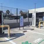 Estación de carga pública Vemo Watts con cargadores eléctricos branding Kia instalados en un estacionamiento en Monterrey.