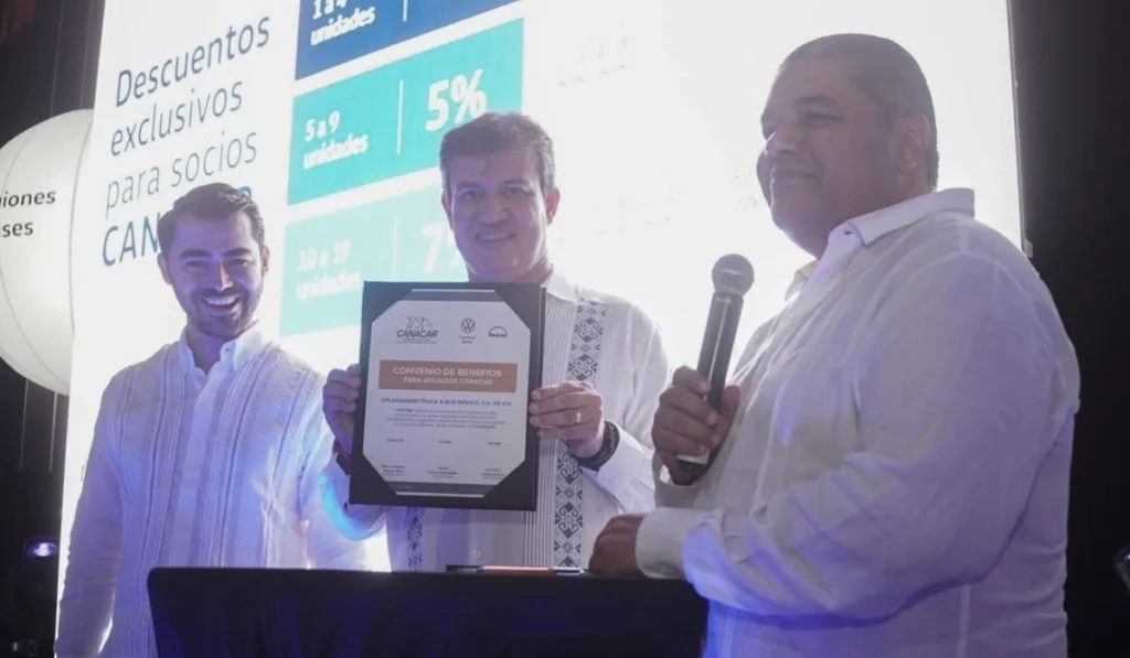 Representantes de Volkswagen Truck & Bus México y CANACAR durante la firma del convenio de colaboración en la Convención Nacional CANACAR 2026.