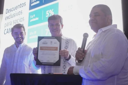 Representantes de Volkswagen Truck & Bus México y CANACAR durante la firma del convenio de colaboración en la Convención Nacional CANACAR 2026.
